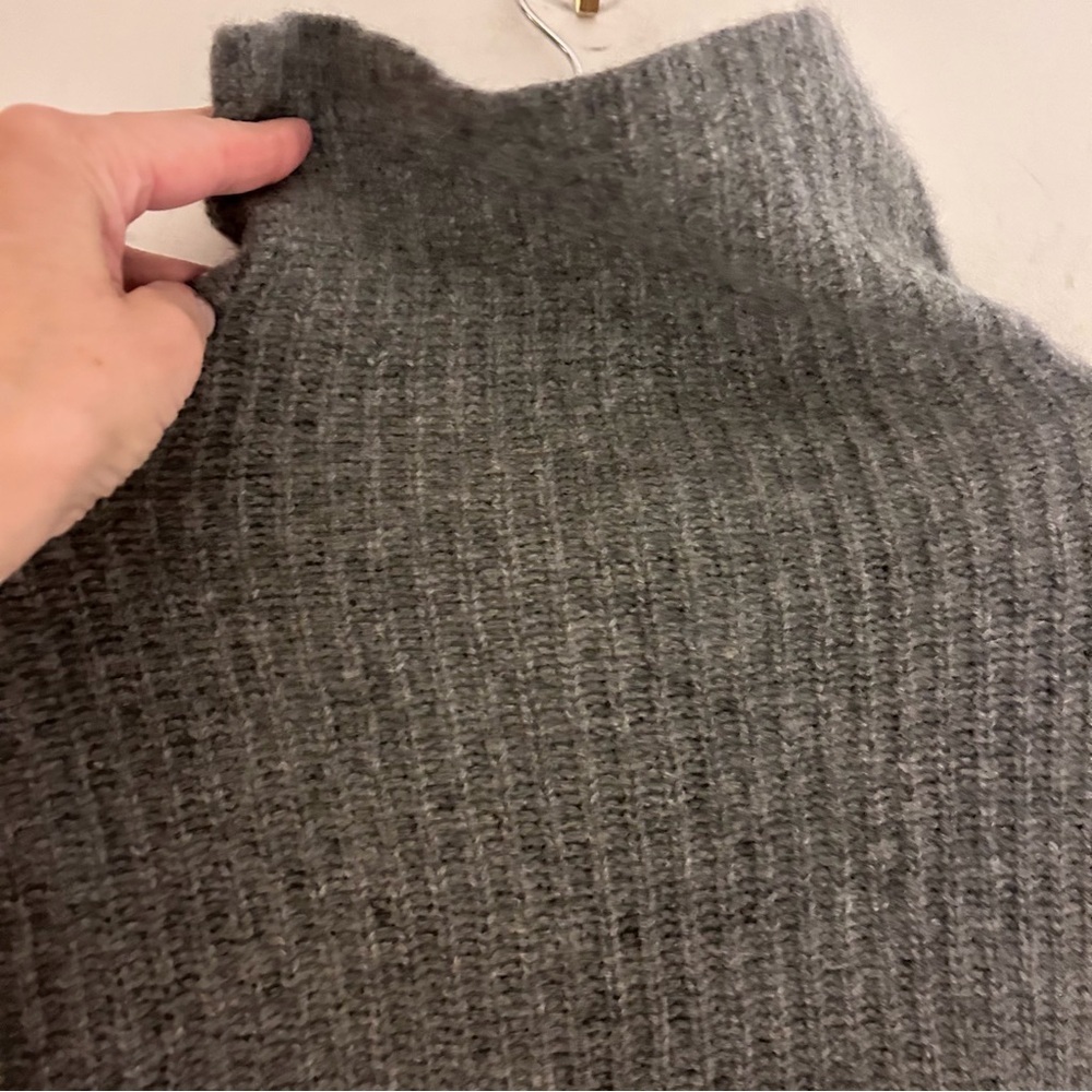 Lord + Taylor Grey Colour Block 100% Cashmere Crop Turtleneck Sweater Size XS - Picture 10 of 13